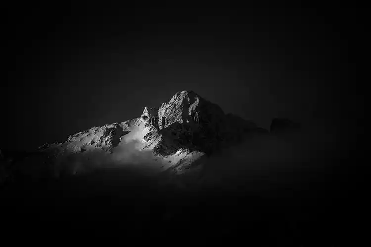 黑夜中的雪山山峰