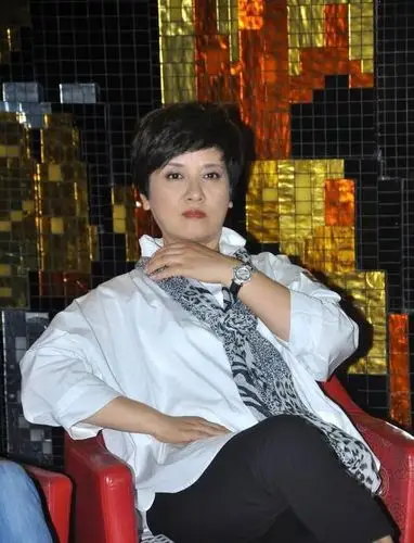 张国立妻子魅力不减当年,自然老去气质反而高雅,穿西装真有气场