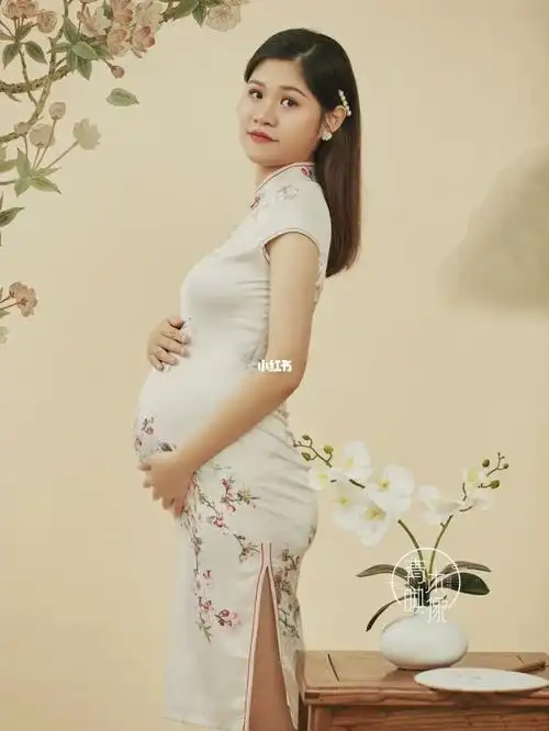 孕妈妈也可秀线条旗袍孕照
