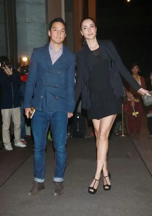 好比如吴彦祖的外籍模特老婆lisa selesner 衰老的好明显,今年明明才