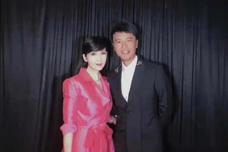 李克勤,草蜢,任贤齐等娱乐圈"前辈"的合影,大家都状态很好,而周慧敏是