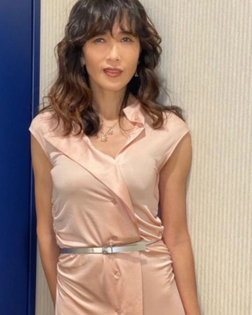 工藤静香真的51岁啦穿灰色网纱裙配卷发梦幻优雅美得不像话