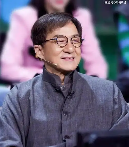 70岁成龙近照曝光头发全白胡子拉碴网友无法接受断崖式衰老