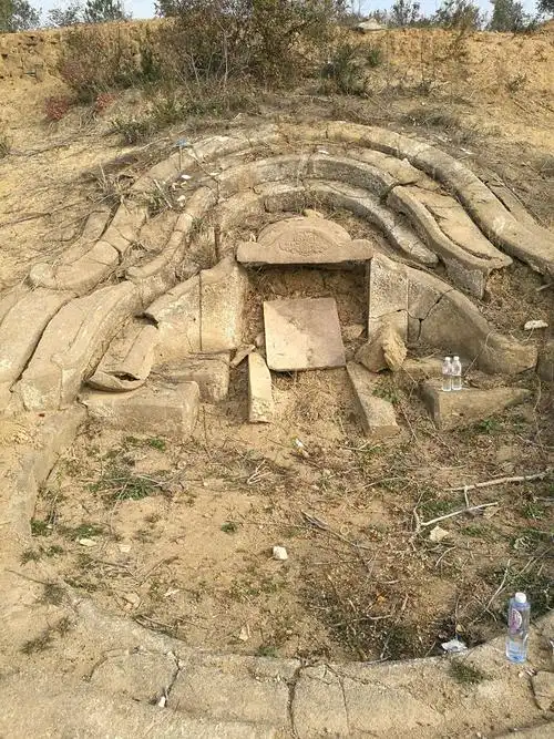 贵端公妣李氏坟墓,在彭坑蓝塘牛江栋