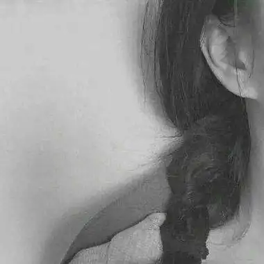 qq灰色头像伤感女生背影头像