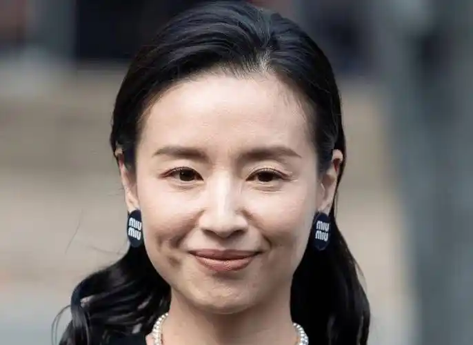 外媒镜头堪比卸妆水,董洁露脸巴黎时装周被拍,43岁状态一览无余