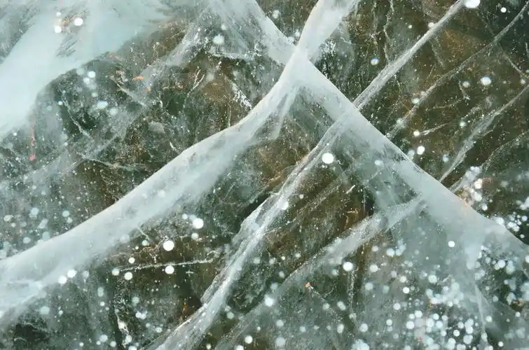 三十张图带你看冰面上的裂纹,感觉很美,但是冰面上行走真的害怕