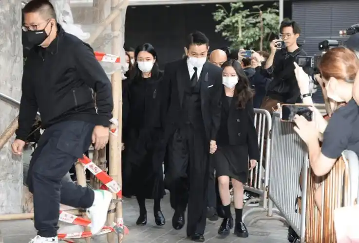 "天王嫂"朱丽倩出席公公丧礼!