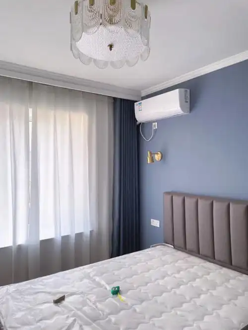 主卧窗帘立邦灰蓝搭配金刚纱两个卧室的窗