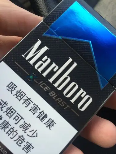 现在社会上抽万宝路的人少的很啊,几乎绝迹了