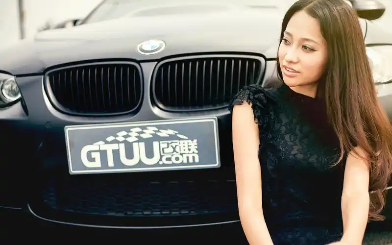 阳光性感美女车模宝马m3改装车桌面壁纸