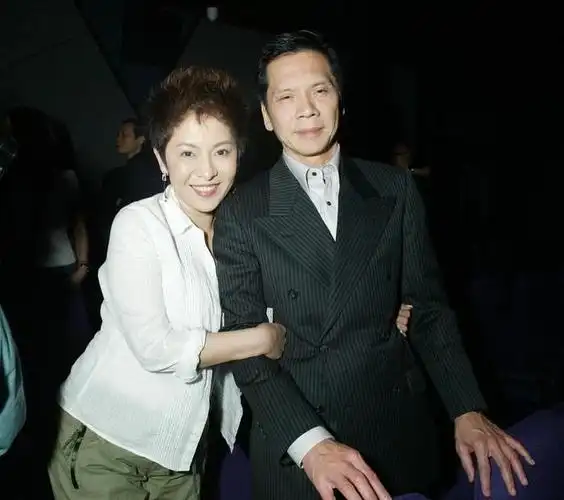 向华强四哥向华荣罕露面!西装革履携夫人饮茶,大佬气场全开