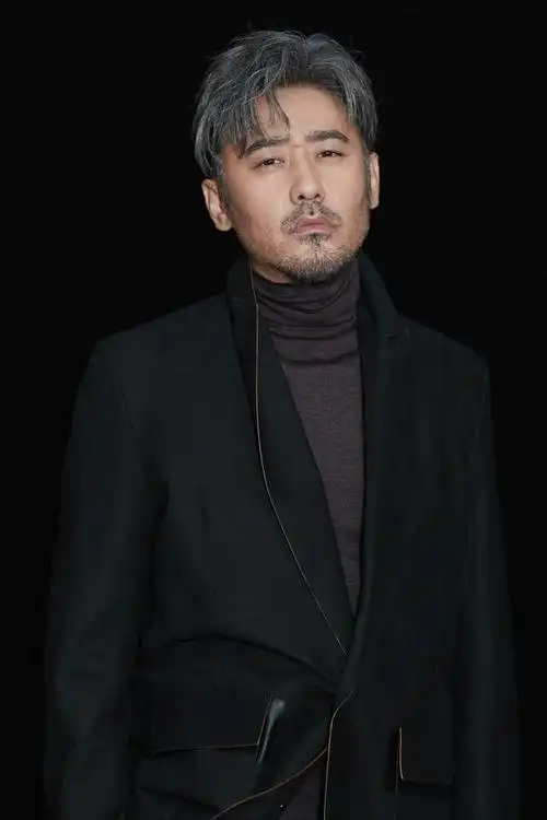 曾有一位名叫吴秀波的男人,他的名字犹如闪耀的明星,激起了无数人的