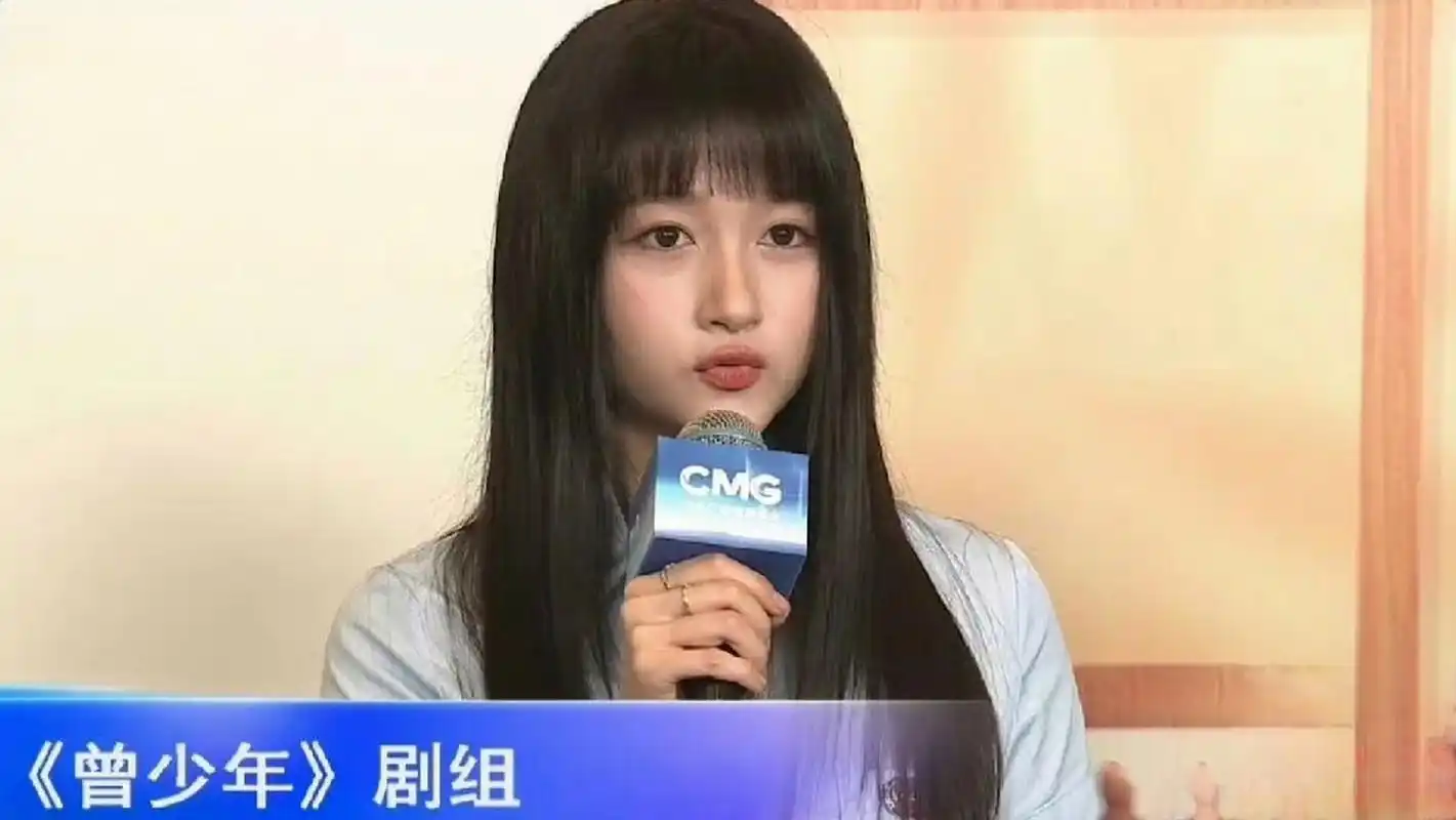 央视镜头下的关晓彤 这是高中生吧#关晓彤# #图文热点情报局