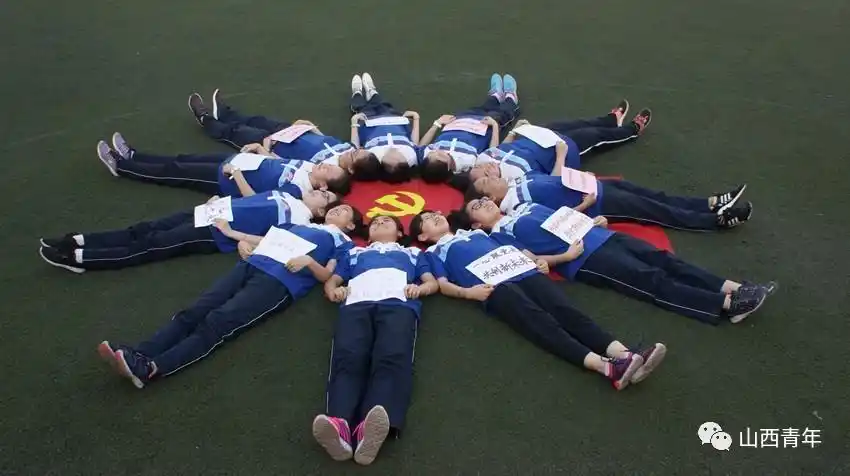 红色传递党旗下的青春我和党旗合个影