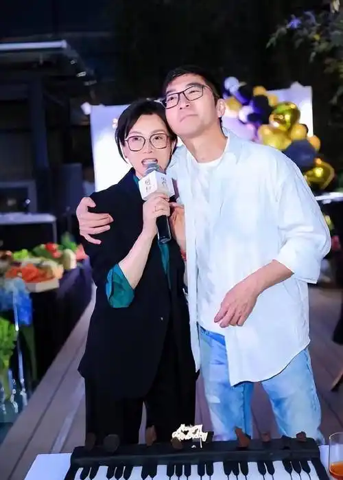 陈数为丈夫庆50岁生日,甜蜜喊话大男孩,结婚十余年感情稳定