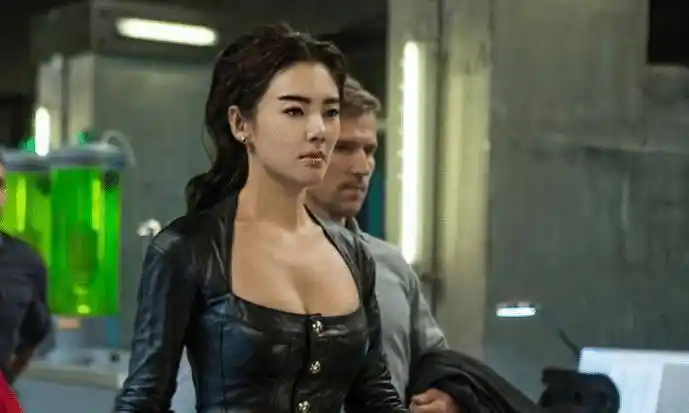 原创张雨绮重现《美人鱼》片段,霸道小姐姐谁不爱,维嘉被气场吓到_李