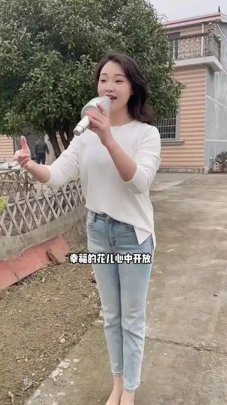 网红歌手陈维户外演唱我们的生活充满阳欢迎观看