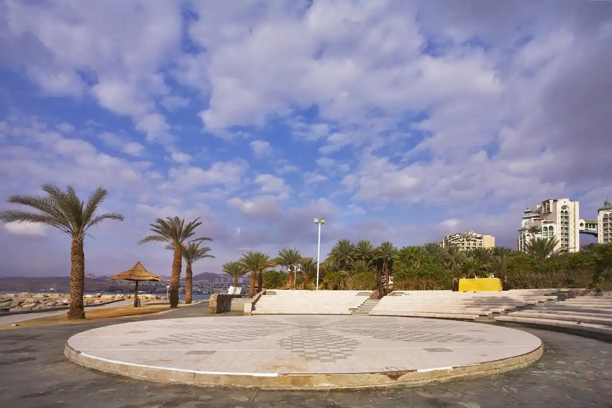 龙湾海滨公园位于葫芦岛市龙湾新区,是葫芦岛市最大的海滨公园,这里