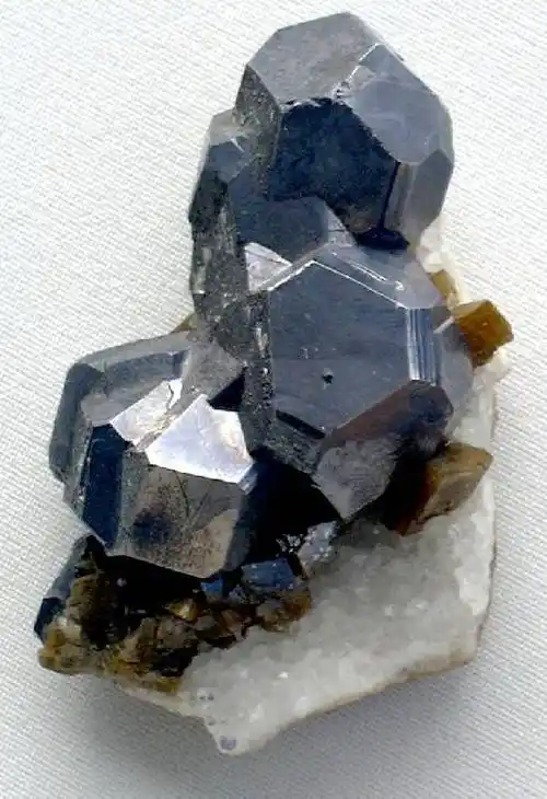 p>硒铅矿(clausthalite)和 a target="_blank" href="/item/方铅矿