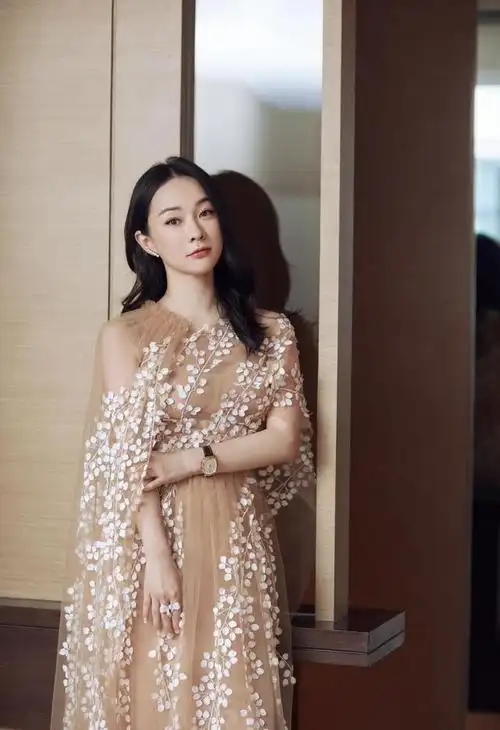 霍思燕尺度越来越大穿玫红色露肩紧身裙美得惊艳比25岁时更美