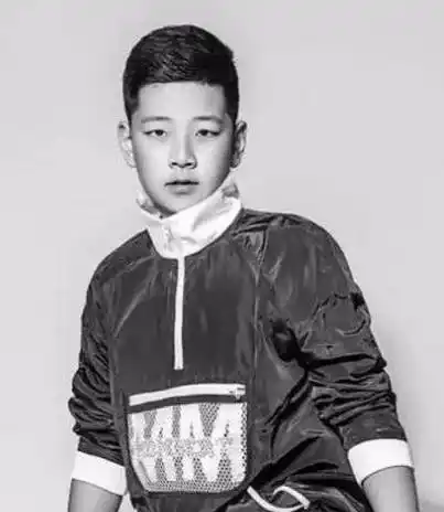 演员郭涛儿子"石头"长大了,14岁身高已到一米八,比妈妈高一头_郭子睿