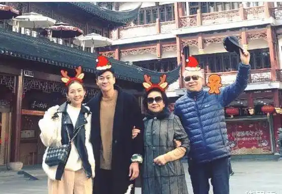 最近,林静仪带着何润东回到自己的老家探亲,夫妻两个人十分的低调接地