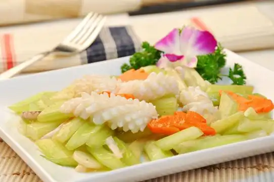 西芹炒鲜鱿鱼图片