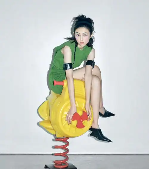 张子枫鬼马造型时尚杂志写真