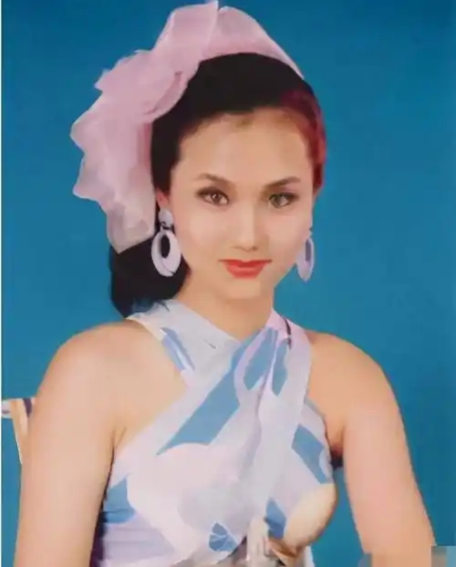 她被称"妈妈专业户",女儿是奥运冠军从不张扬,52岁气质十足_李颖_金