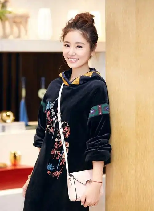 林心如扎起高丸子头,瞬间减龄十岁,仿佛回到了青春时代,这个发型不仅