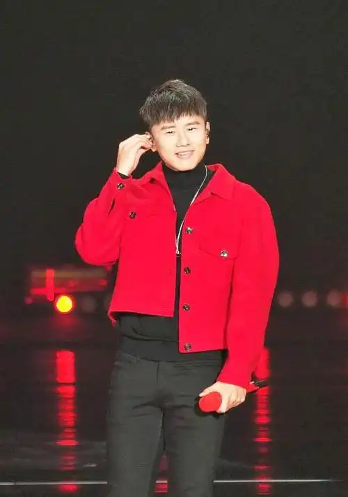 华语live王张杰酷炫热舞点燃安徽卫视春晚红衣吸睛与粉丝握手超亲和