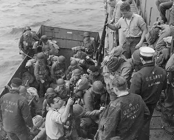 n1系列里的甲板服诞生于1943年,起初用于配发给美国海军用于甲板上