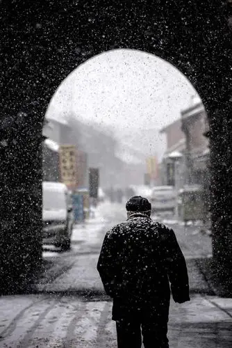 望着老人微驼的背影,仿佛在这条老街走过了千年. br />