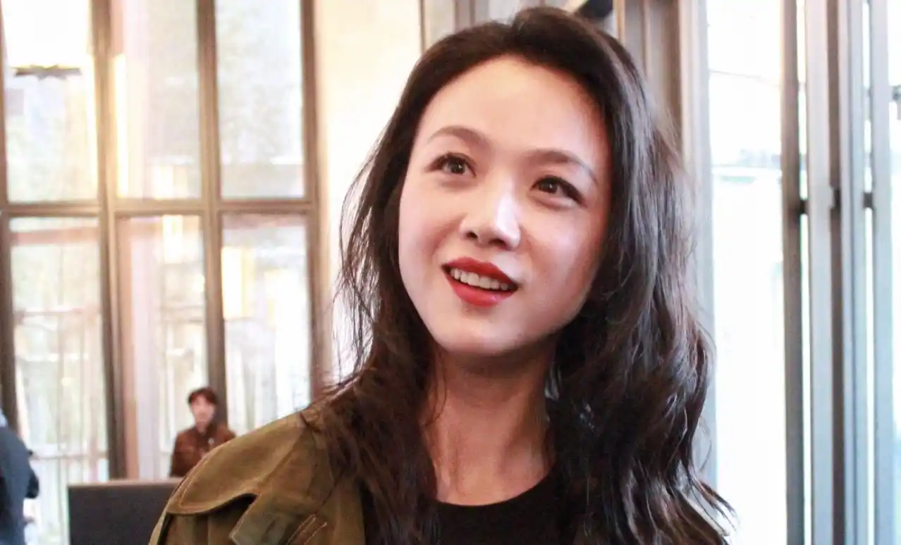 39岁汤唯近照,穿着朴素别具一格,素颜出镜满脸雀斑!