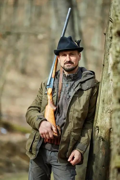 猎人用枪在森林里