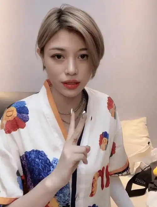 葛荟婕直播间现汪峰翻版,被喊话在一起,自曝与女儿已彻底失联