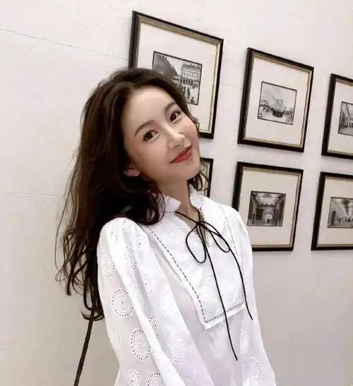 陈赫老婆豪宅内拆快递数量太多堆满一整地买2万连体裤好阔气