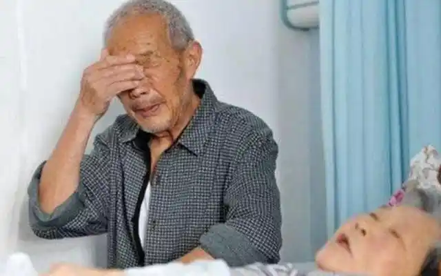 八旬老人的凄惨晚年每月6千退休金却在女儿家被当成仇人