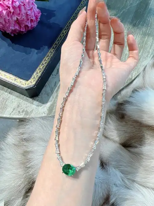 时尚宠儿384克拉祖母绿chocker钻石项链