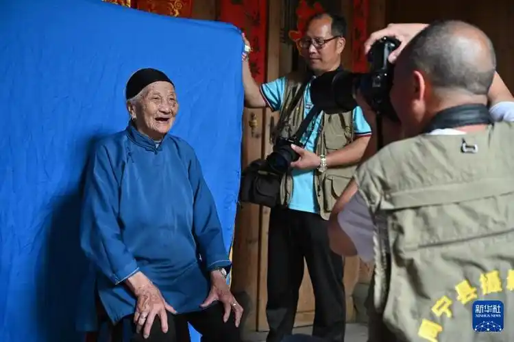 图片故事丨福建周宁:敬老摄影志愿者为山村老人定格"最美笑容"