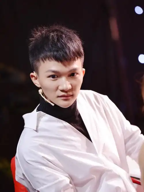 p>周深,1992年9月29日出生于湖南邵阳,长于贵州贵阳,中国内地男歌手