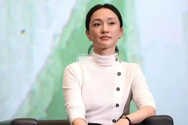 离开精修的周迅彻底暴露老态一袭黑白套装出镜干瘪身材太抢镜