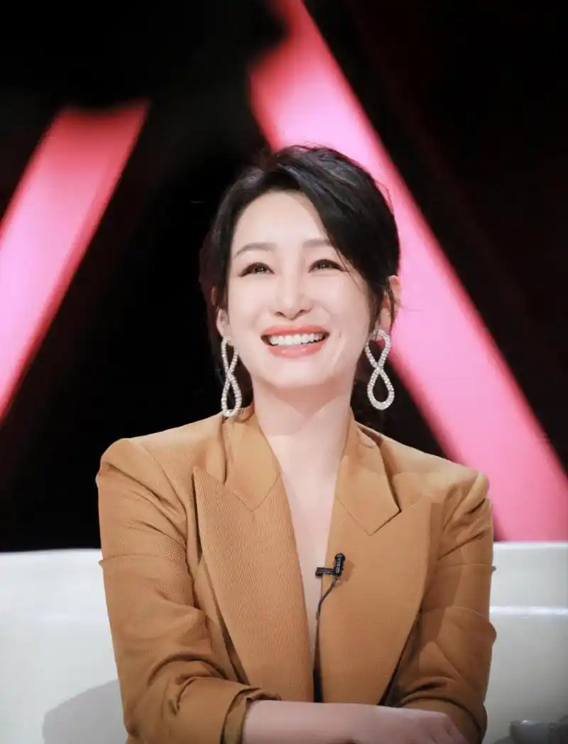 秦海璐高开叉绿裙性感综艺图片