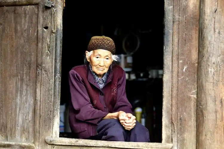 慈祥的乡间老人敬老节幸福