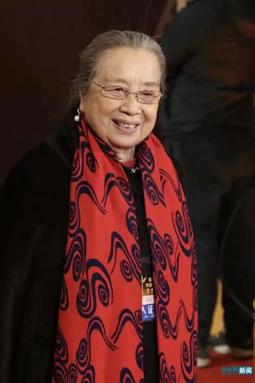 "容嬷嬷"李明启坐公交 小男孩好心让座却被嬷嬷"按"了回去