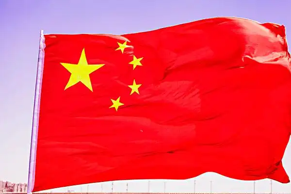 中国国旗随风飘扬在空中