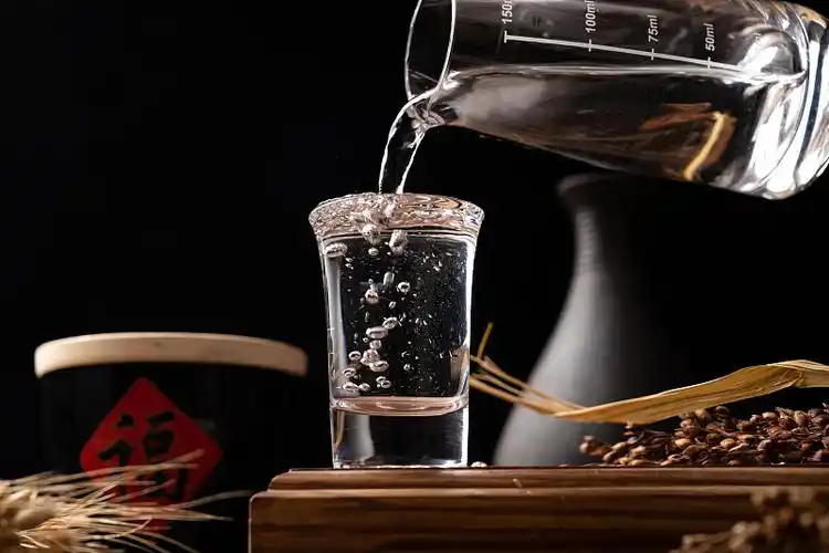 中国传统喝酒白酒倒酒镜头图片下载