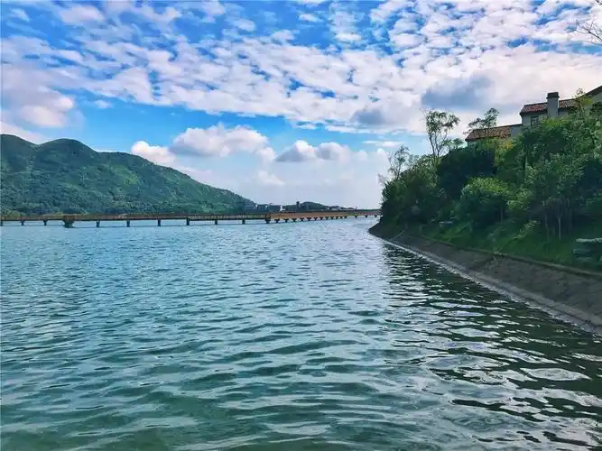 842亩山湖鹭岛,3000亩燎原水库与33000亩鹅形山对影成双,在漫长的雨季