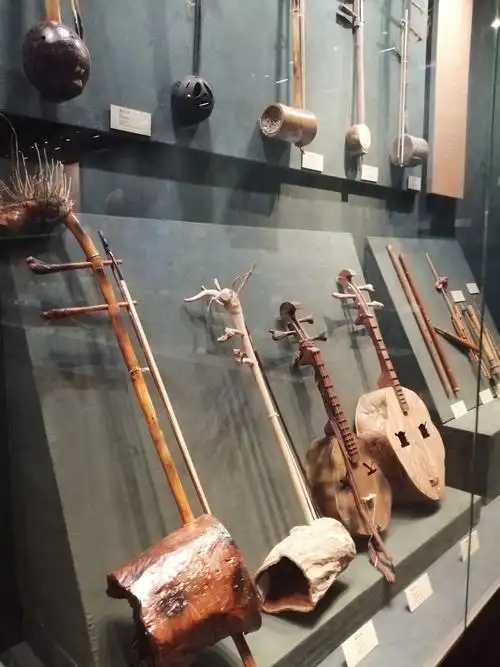 黎族各种大小和形状的木制乐器!